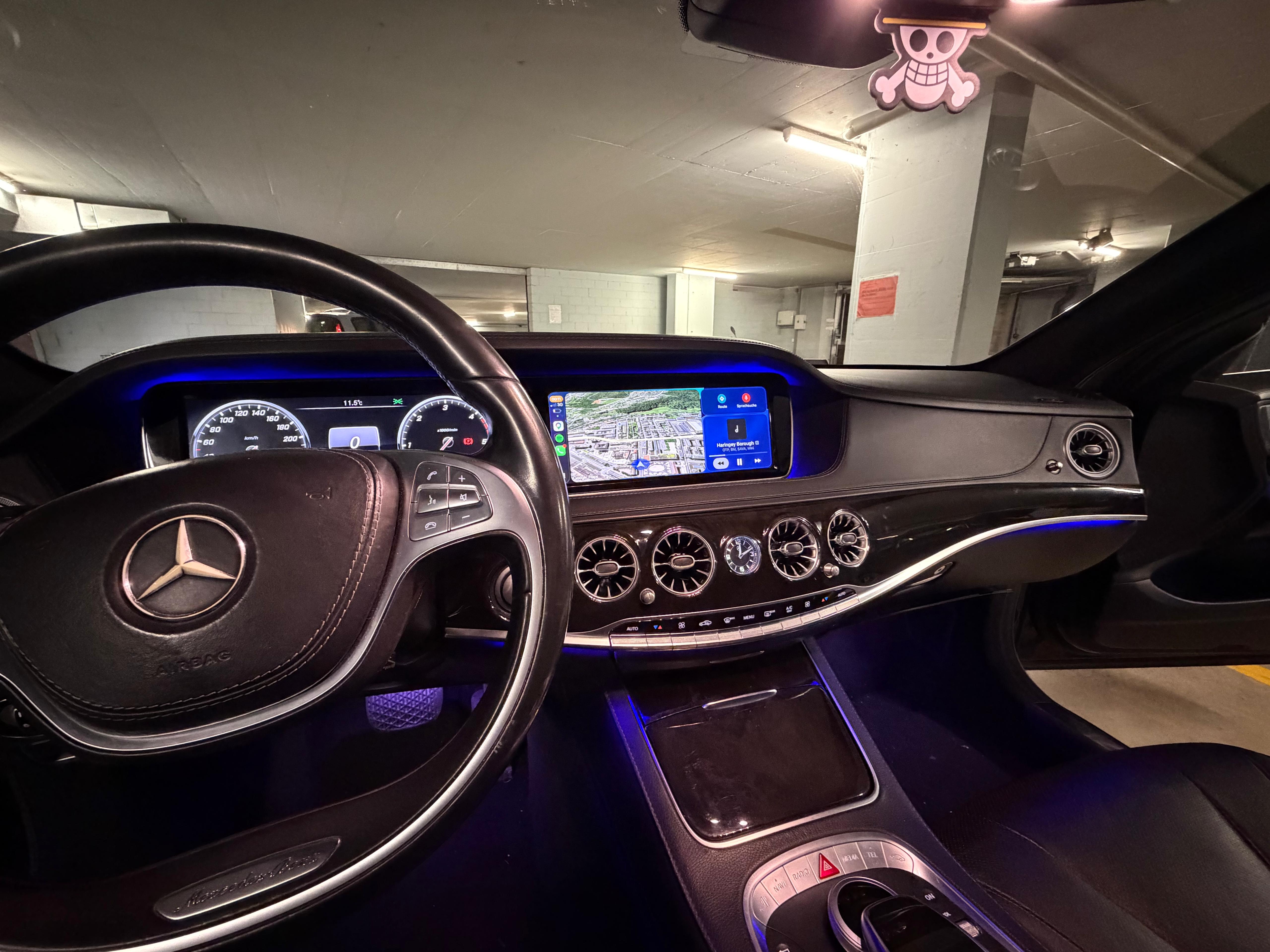 Mercedes S-Klasse mit CarPlay-Display und blauer Ambientebeleuchtung